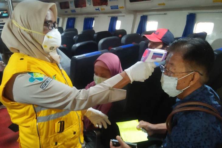 Pemeriksaan dengan pemindai suhu tubuh (Thermal Scanner) di pelabuhan Pelindo 1. (Antara/Pelindo 1)