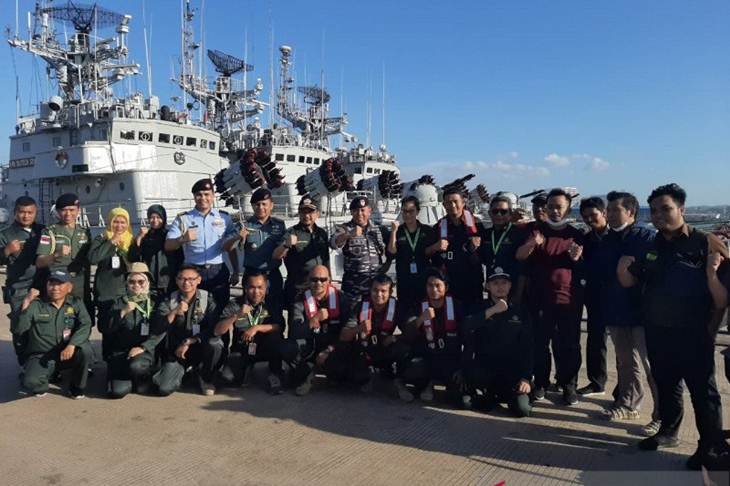 Tim evakuasi WNI dari Kapal Dream World berfoto bersama usai menunaikan tugasnya di Batam Kepulauan Riau, Rabu(26/2/2020). ANTARA/ Pradanna Putra Tampi