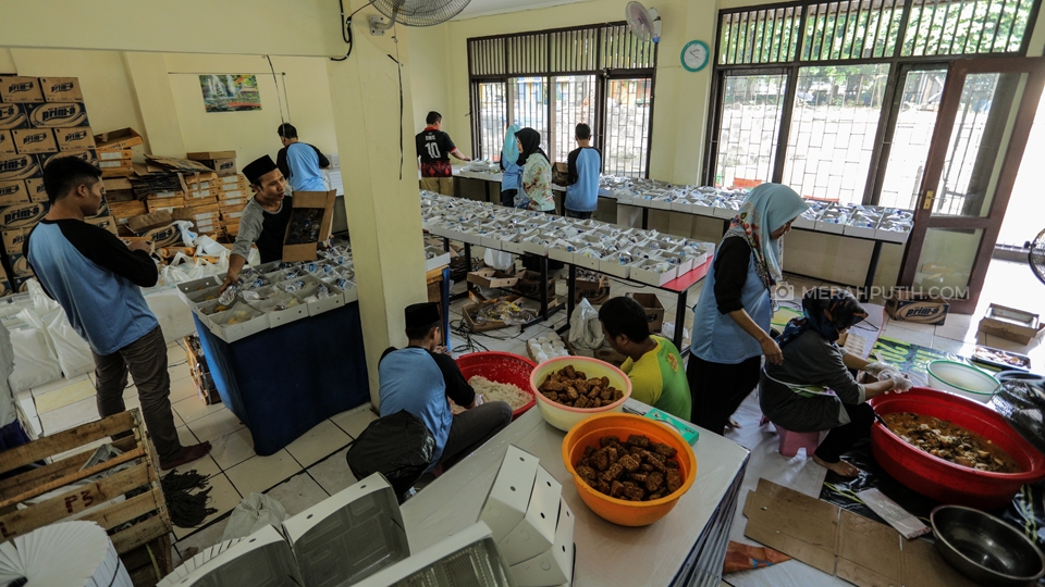 Petugas tengah memasak makanan untuk persiapan berbuka puasa di dapur umum Masjid Istiqlal, Jakarta, Minggu, (12/5/2019). Sebanyak tiga juru masak, dua asisten juru masak dan delapan pekerja bagian pembungkusan di dapur umum Masjid Istiqlal. Selama bulan Ramadan, Badan Pelaksana Pengelola Masjid Istiqlal menyiapkan 2.000 - 4.000 takjil dan nasi kotak untuk masyarakat yang berbuka puasa di Masjid tersebut. Merahputih.com / Rizki Fitrianto