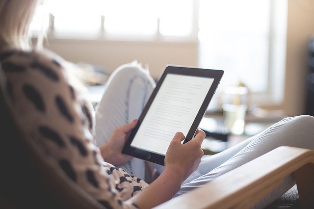 Cari referensi menggunakan buku (Foto: Pixabay/Pexels)