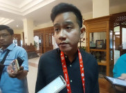 Pertama Ngantor Tanpa Masker, Gibran Berkalung Tumbler Mixue