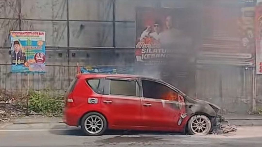 Mobil Livina Terbakar Dekat Rel Kereta Api, Warga Panik