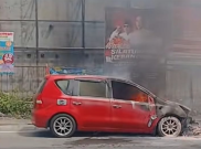 Mobil Livina Terbakar Dekat Rel Kereta Api, Warga Panik