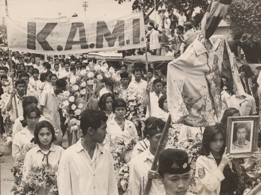 Pemakaman Arief Rachman Hakim mahasiswa ui yang tertembak pada demo 1966