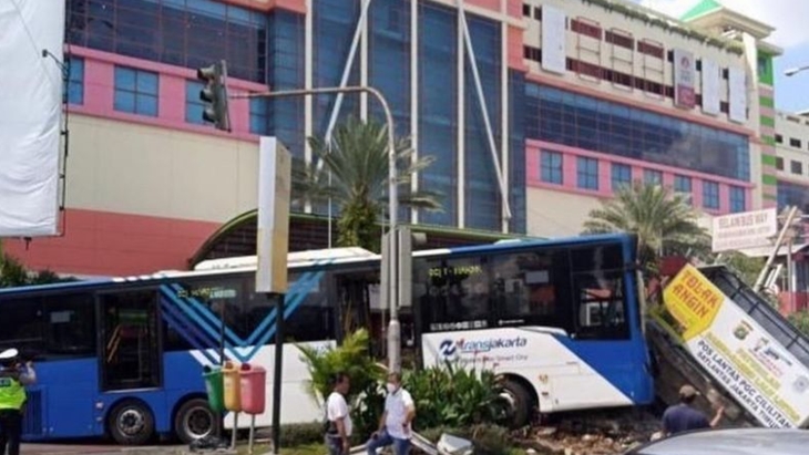 Sopir TransJakarta Tabrak Pos Polisi Jadi Tersangka, Terancam 1 Tahun Penjara