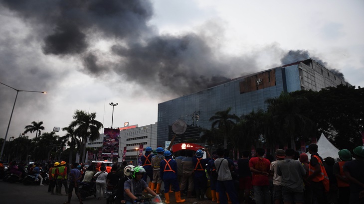 Warga menyaksikan kebakaran di Area PRJ Kemayoran