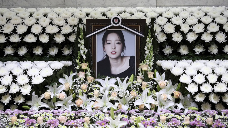 Artis Senior Ungkap Eksploitasi Ibu Goo Hara di Pemakaman Putrinya