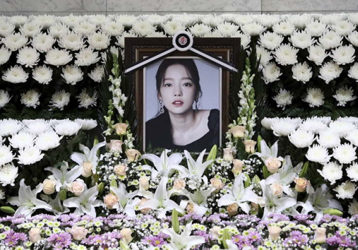 Artis Senior Ungkap Eksploitasi Ibu Goo Hara di Pemakaman Putrinya