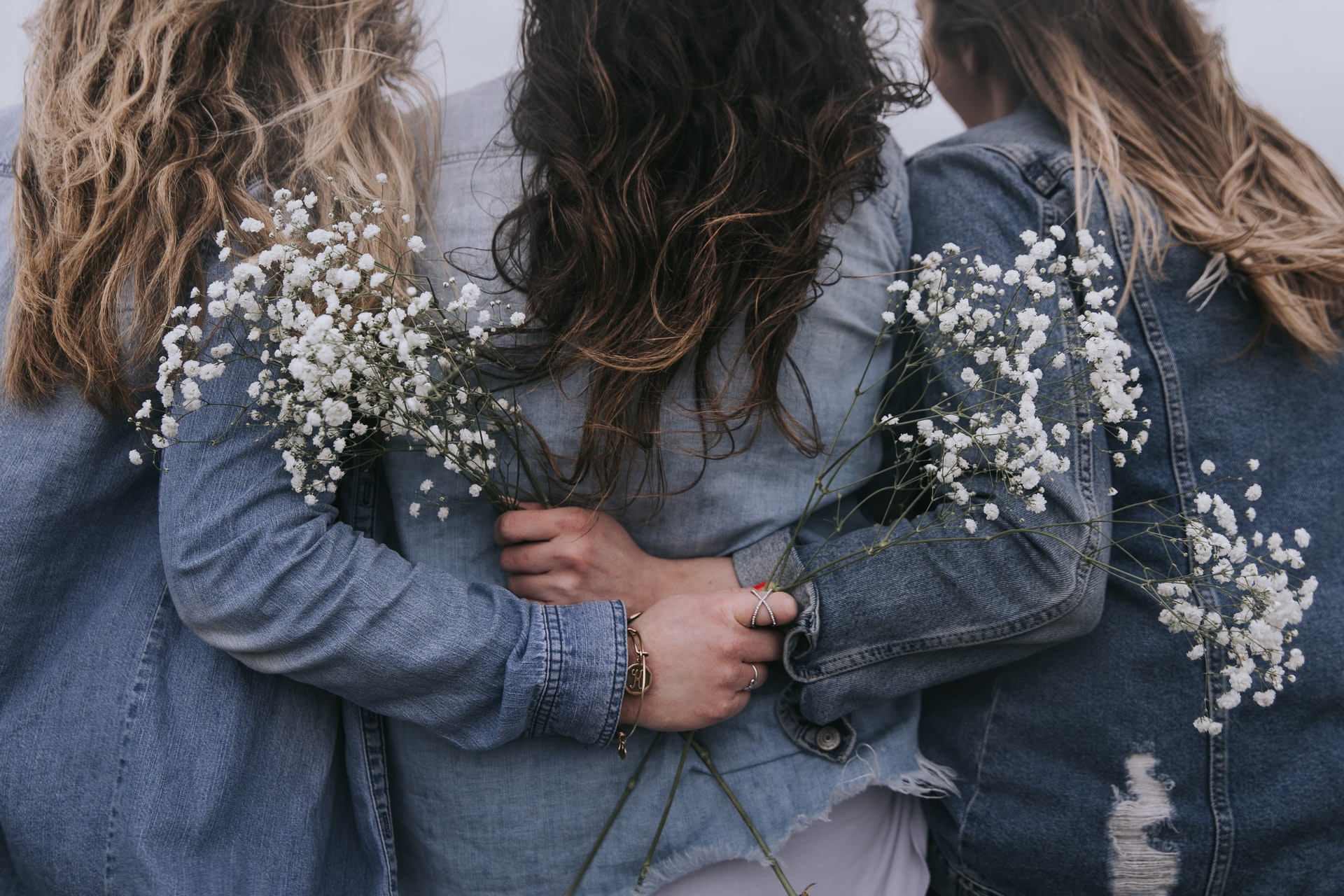 Denim Terusan Perempuan Belum Ketinggalan Zaman