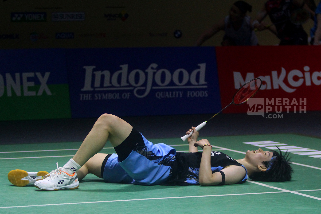 Aksi tunggal putri Indonesia, Ester Nurumi Tri Wardoyo saat melawan tunggal Putri China, Wang Zhi Yi dalam babak 16 Besar Kapal Api Indonesia Open 2024 di Istora Senayan, Jakarta, Kamis (6/6/2024).