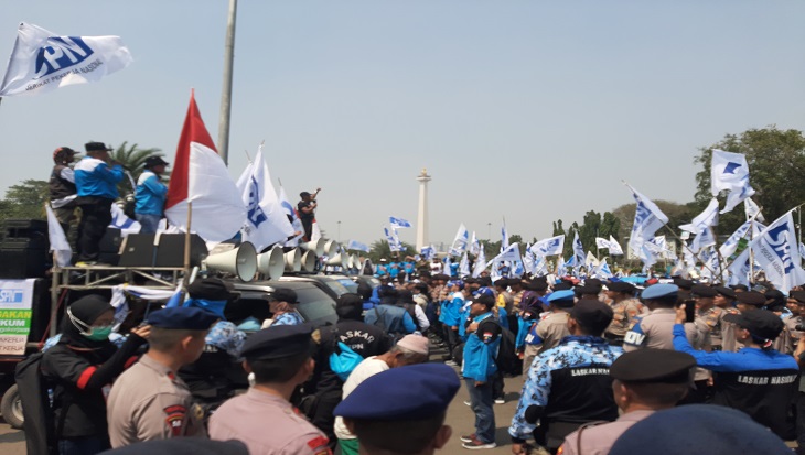 Dua ribu massa buruh dari Serikat Pekerja Nasional (SPN) menggeruduk Istana Negara. Mereka menuntut adanya perbaikan upah agar kehidupan mereka menjadi lebih layak. Foto: MP/Kanu