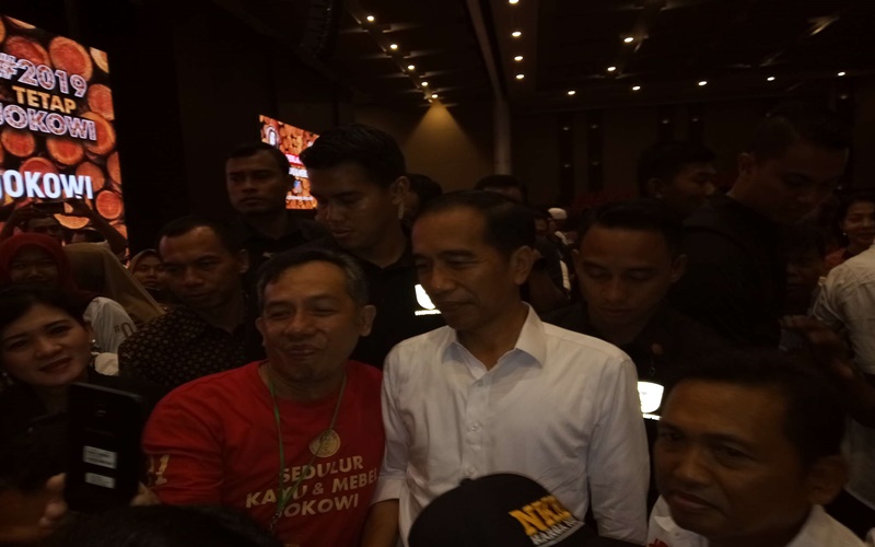 Presiden Jokowi bersama para pengusaha mebel di Karanganyar