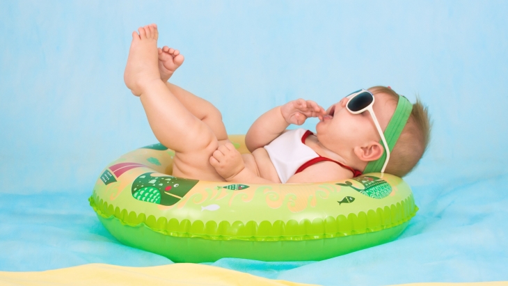 TIdak perlu menggunakan cara ekstrem untuk mengajar bayi berenang. (Foto: Unsplash/Valeria Zoncoll)