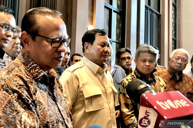 Calon presiden nomor urut 2, Prabowo Subianto, usai bertemu Kardinal Suharyo Hardjoatmodjo (kiri) dan Ketua Presidium Konferensi Waligereja Indonesia Mgr. Antonius Subianto Bunjamin (dua kanan) di Kantor KWI, Jakarta, Jumat (26/1)