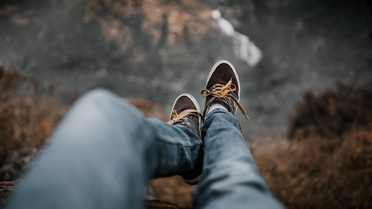 Kamu merasa kesepian ketika tak lagi memiliki waktu dan energi untuk keluarga atau teman. (Foto: Pixabay/arvndvisual)
