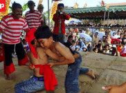 Gulat Okol Jadi Tradisi Warga Bongsowetan di Acara Sedekah Bumi