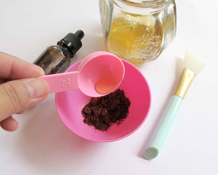 Membuat masker dari bubuk kopi. (Foto: istyle.id)