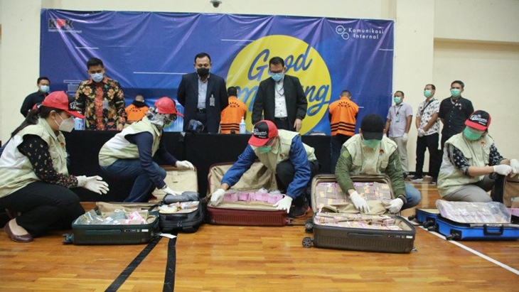 Petugas KPK menunjukkan barang bukti uang dari OTT yang menjerat Mensos Juliari Batubara (Foto: Antara/Humas KPK)