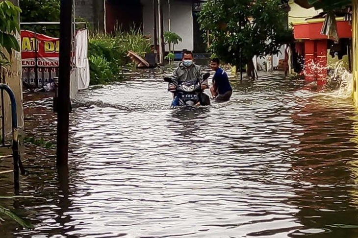 Perkampungan di Kecamatan Genuk, Kota Semarang, Minggu, masih digenangi banjir. (ANTARA/ HO-BPBD Kota Semarang)