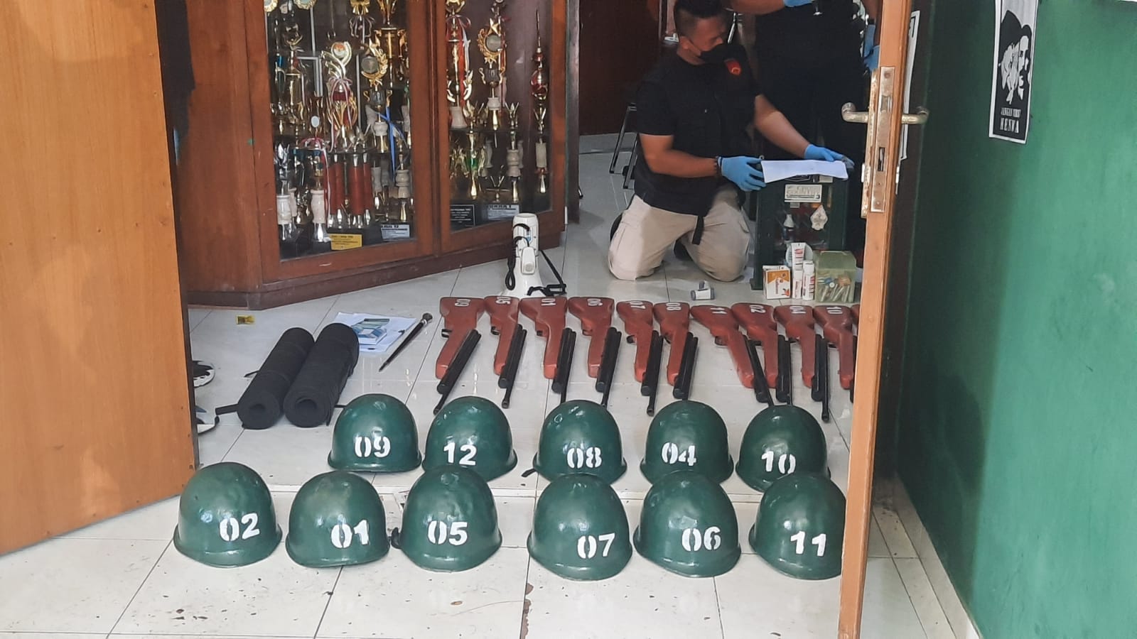 Satreskrim Polresta Surakarta melakukan penggeledahan di kantor UKM Menwa UNS Surakarta, Selasa (2/11). (MP/Ismail)