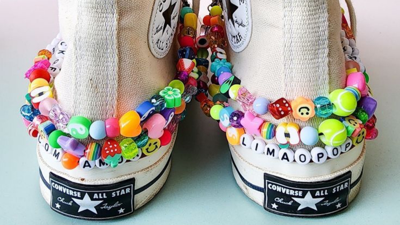 Bikin Tampilan Sneakers Naik Kelas dengan Metode DIY