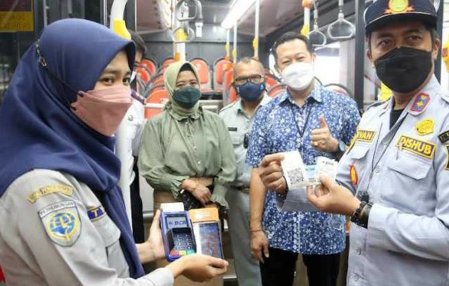 Kepala Dinas Perhubungan Kota Surabaya, Irvan Wahyudrajat saat peluncuran sistem pembayaran Suroboyo Bus via kartu e-money di Terminal Intermoda Joyoboyo (TIJ), Senin (11/10/2021). (Foto: Humas Pemkot Surabaya)
