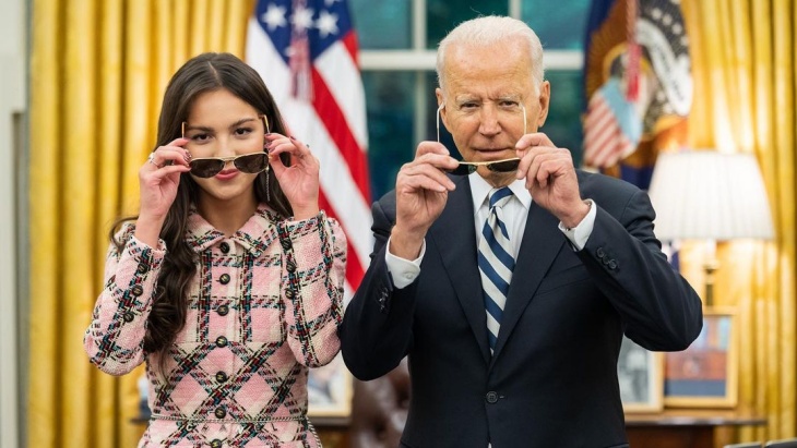 Menilik Gaya Vintage Olivia Rodrigo saat Berkunjung ke Gedung Putih