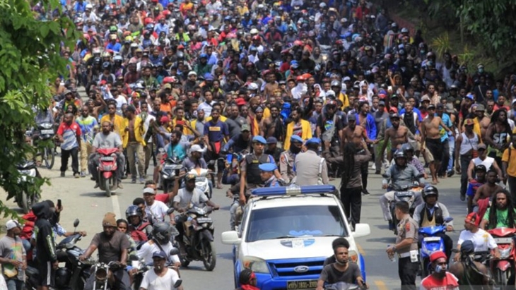 Massa melakukan aksi di Jayapura. (ANTARA FOTO/Gusti Tanati)
