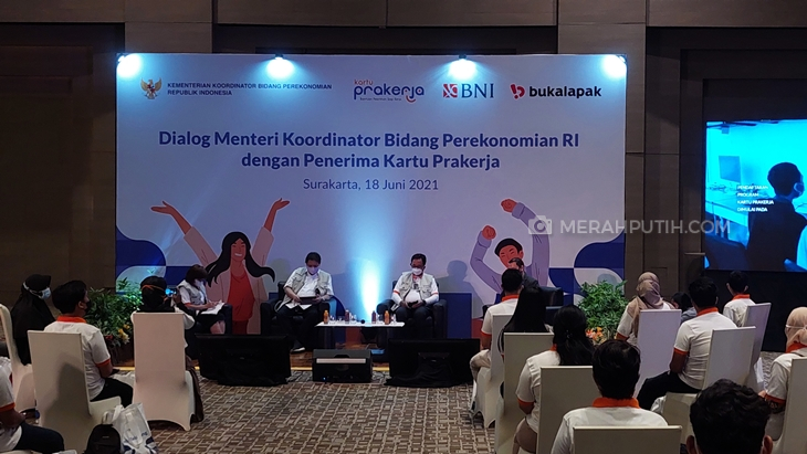 Menko Bidang Perekonomian Airlangga Hartarto berdialog bersama alumni penerima Kartu Pra Kerja di Hotel Alila, Solo, Jumat (18/6). (MP/Ismail)