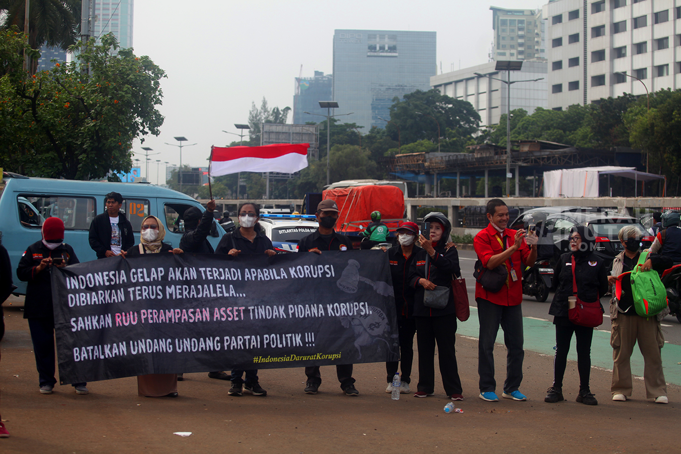 Aksi sejumlah massa menggelar unjuk rasa menutut sahkan RUU Perampasan Aset di depan Gerbang Utama Kompleks Parlemen, Senayan, Jakarta Pusat, Senin (15/9/2025).