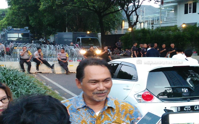  Relawan Gojo Bagikan Perlengkapan Mandi ke TNI-Polri Seusai Kawal Aksi 22 Mei