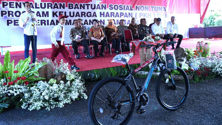 Warga Grogi Ikut Kuis Berhadiah Sepeda dari Presiden Jokowi