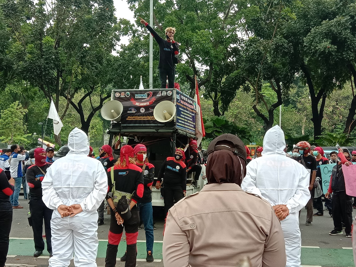 Sejumlah buruh yang tergabung dalam Federasi Serikat Pekerja Metal Indonesia (FSPMI) DKI Jakarta menggeruduk kantor Balai Kota DKI, Jakarta Pusat, pada Selasa (26/10).