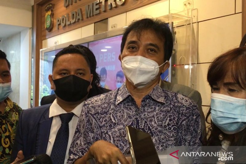 Mantan Menteri Pemuda dan Olahraga Roy Suryo (dua dari kanan) ketika diwawancarai awak media usai diperiksa terkait unggahan artis Lucky Alamsyah soal kasus tabrak lari di Polda Metro Jaya, Rabu (2/6/2021). (ANTARA/Fianda Rasaat)