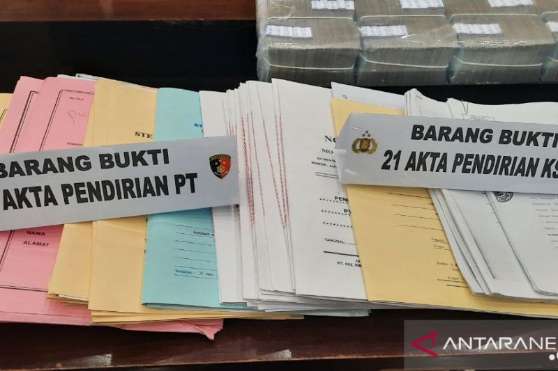 Barang bukti kejahatan pinjol ilegal berupa akta pendirian PT dan KSP yang diungkap oleh Direktorat Tindak Pidana Ekonomi Khusus (Dittipideksus) Bareskrim Polri, Jakarta Selatan, Senin (25/10/2021). ANTARA/Laily Rahmawaty