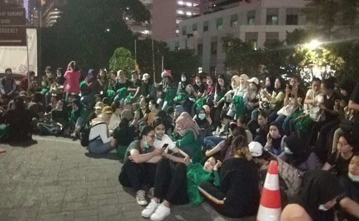 Sejumlah mahasiswa dan pelajar yang berada di kawasan Universitas Atmajaya kena gas air mata dari polisi