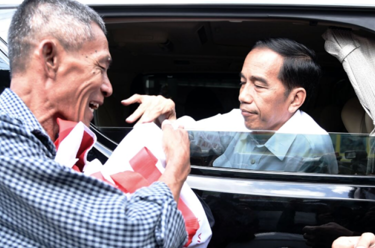 Sebelum Balik ke Jakarta, Jokowi Bagikan Paket Sembako