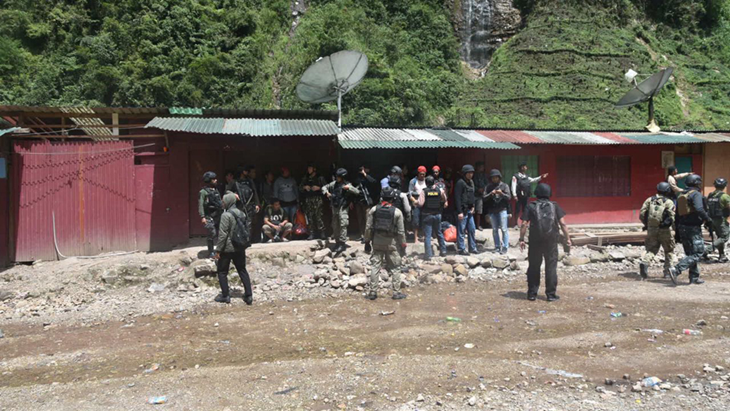 Ilustrasi: Satgas Gabungan TNI - Polri saat menguasai Kampung Kimbeli dan Banti, Tembagapura, Papua, untuk mengevakuasi warga yang sebelumnya disandera Kelompok Kriminal Bersenjata (KKB). (Humas Polda Papua)