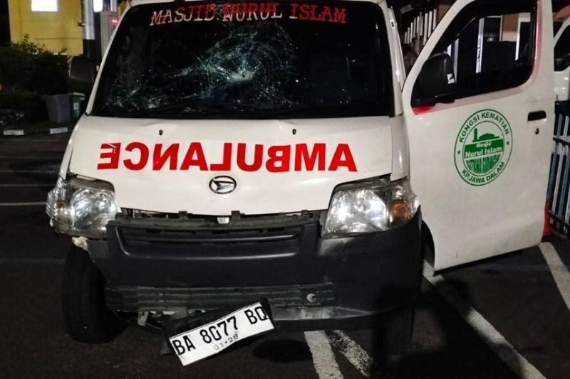 2 Polisi Ditabrak Ambulans saat Hendak Bubarkan Tawuran