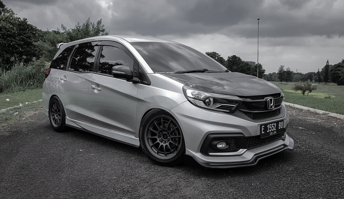 Melihat Detail Keren Modifikasi Honda Mobilio Family Car Street Racing