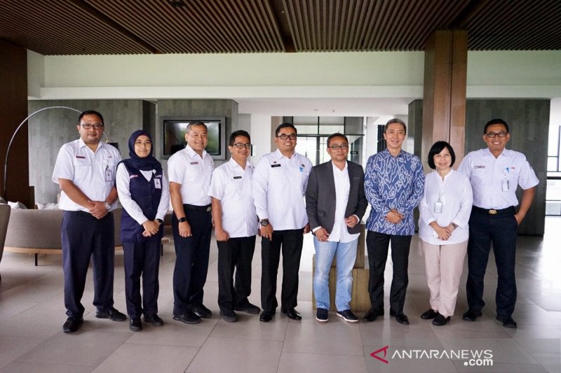 Wakil Wali kota Bogor Dedie A Rachim (ketiga dari kanan) foto bersama setelah pertemuan dengan direktur PT KAI dan direktur utama PT KCI, di Kabupaten Bogor, Kamis (6/2/2020). (Antaranews/HO/Pemkot Bogor)