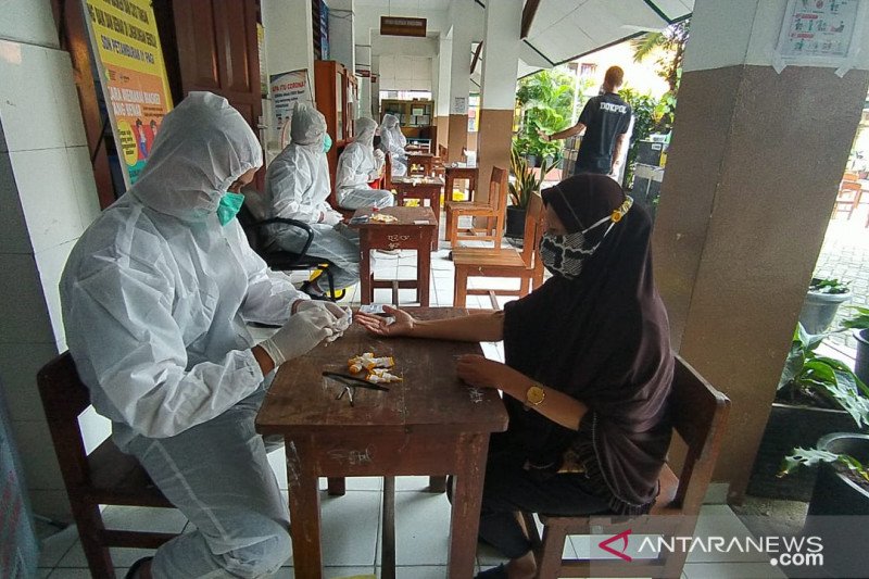 Warga mengikuti tes cepat yang digelar Polda Metro Jaya setelah klaster COVID-19 terjadi di acara pernikahan anak Imam Besar Front Pembela Islam (FPI) Rizieq Shihab di kawasan Petamburan, Jakarta Pusat, Ahad (22/11/2020). (ANTARA/Devi Nindy)