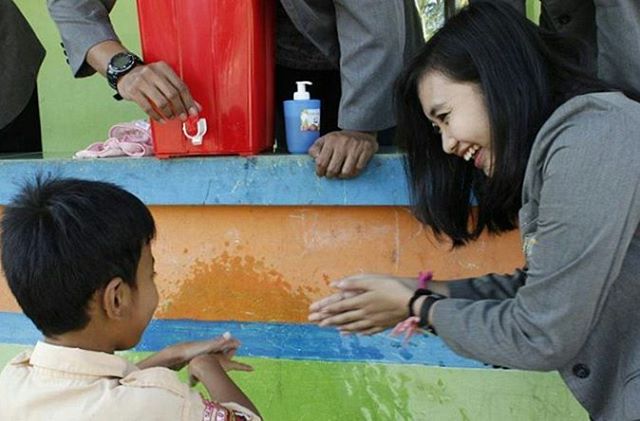 Mencuci tangan. (Instagram/stikestelogorejo_smg)