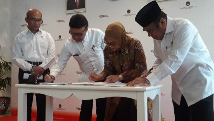 Penandatanganan Surat Keputusan Bersama terkait tambahan hari libur 2020 di Jakarta, Senin (9/3/2020). (ANTARA/Muhammad Zulfikar)