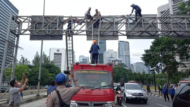 Aksi Panjat Rambu Lalu Lintas Buat Kemacetan Parah di Jalan Sudirman