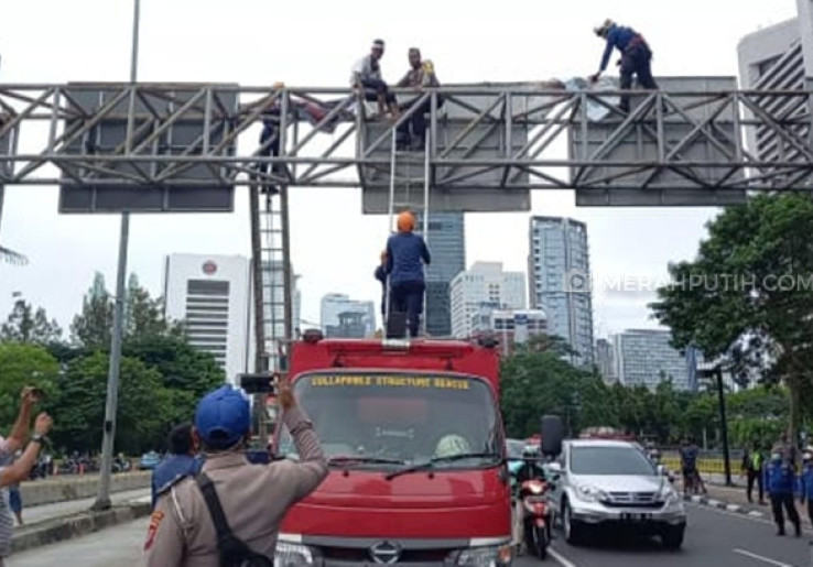 Aksi Panjat Rambu Lalu Lintas Buat Kemacetan Parah di Jalan Sudirman