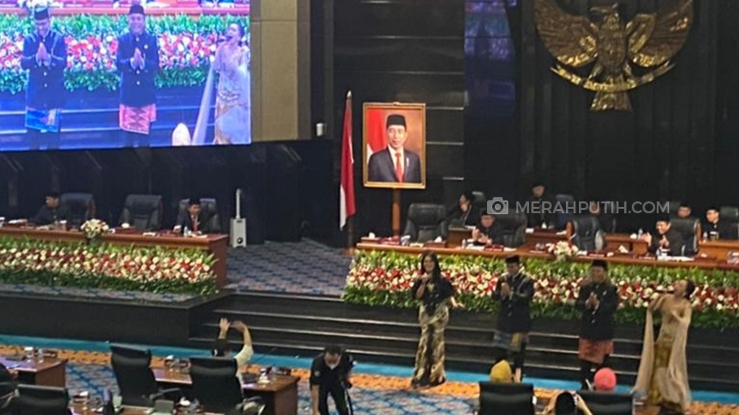 Joget  Anies dan Prasetyo Bersama Dua Biduan Cairkan Suasana Rapat Paripurna