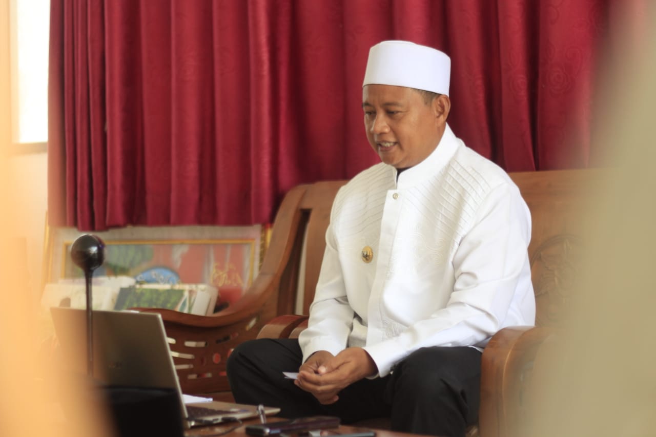 Wagub Jabar Uu Ruzhanul Ulum saat menyosialisasikan PPKM Darurat kepada tokoh agama, tokoh masyarakat, pimpinan pondok pesantren, dan lembaga keagamaan se-Jabar via konferensi video, Senin (5/7). (Foto: Biro Adpim Jabar)