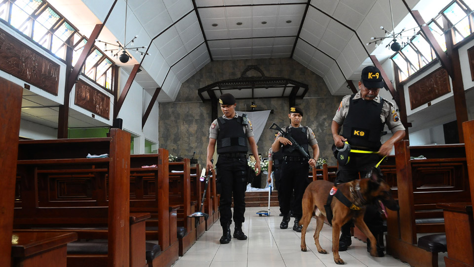 Polrestabes Bandung dan Brimob Polda Jabar Sterilisasi Gereja di Bandung