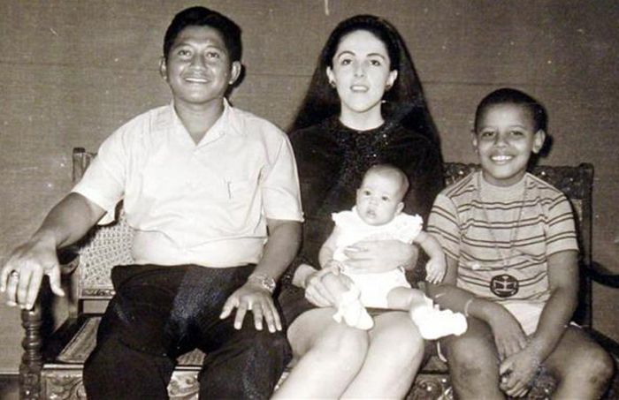 [HOAKS atau FAKTA] Barack Obama Kecil Bersalaman dengan Presiden Sukarno